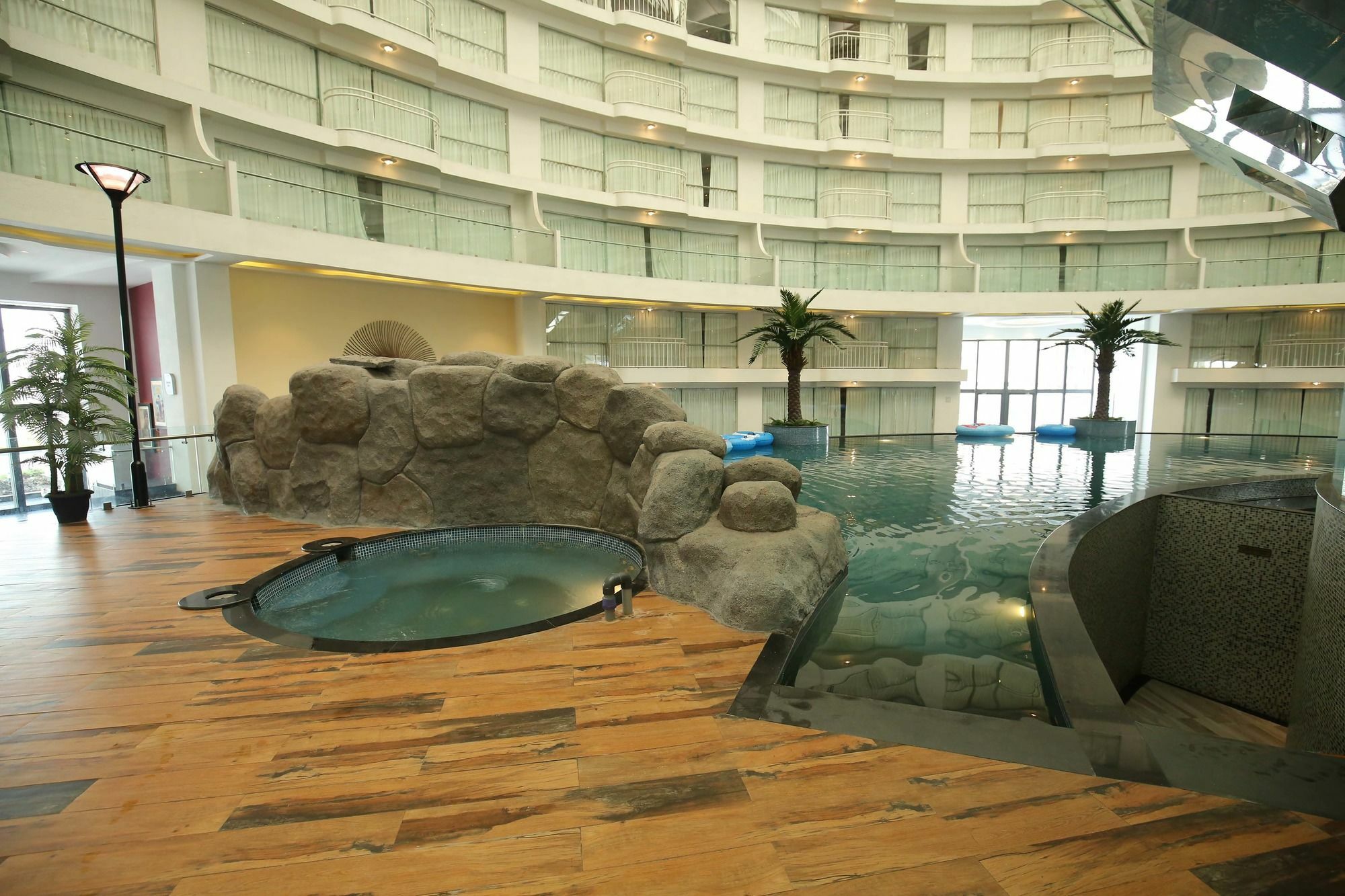 Rajhans Belliza Service Apartment Surat Ngoại thất bức ảnh